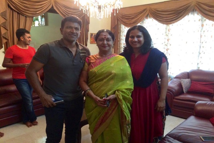 sandalwood actress visits actress b sarojadevi house