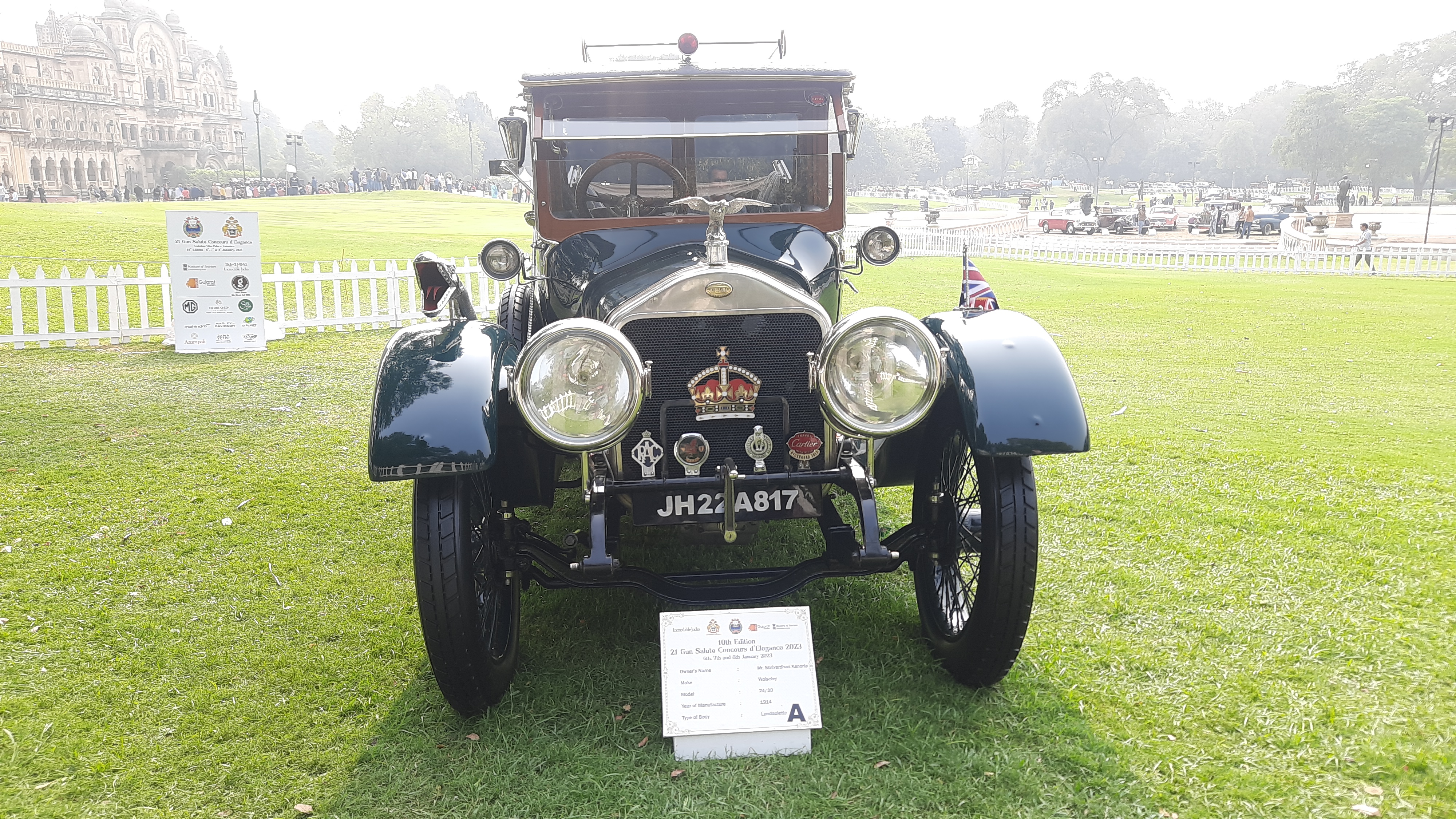 Classic cars flaunt in vintage car rally