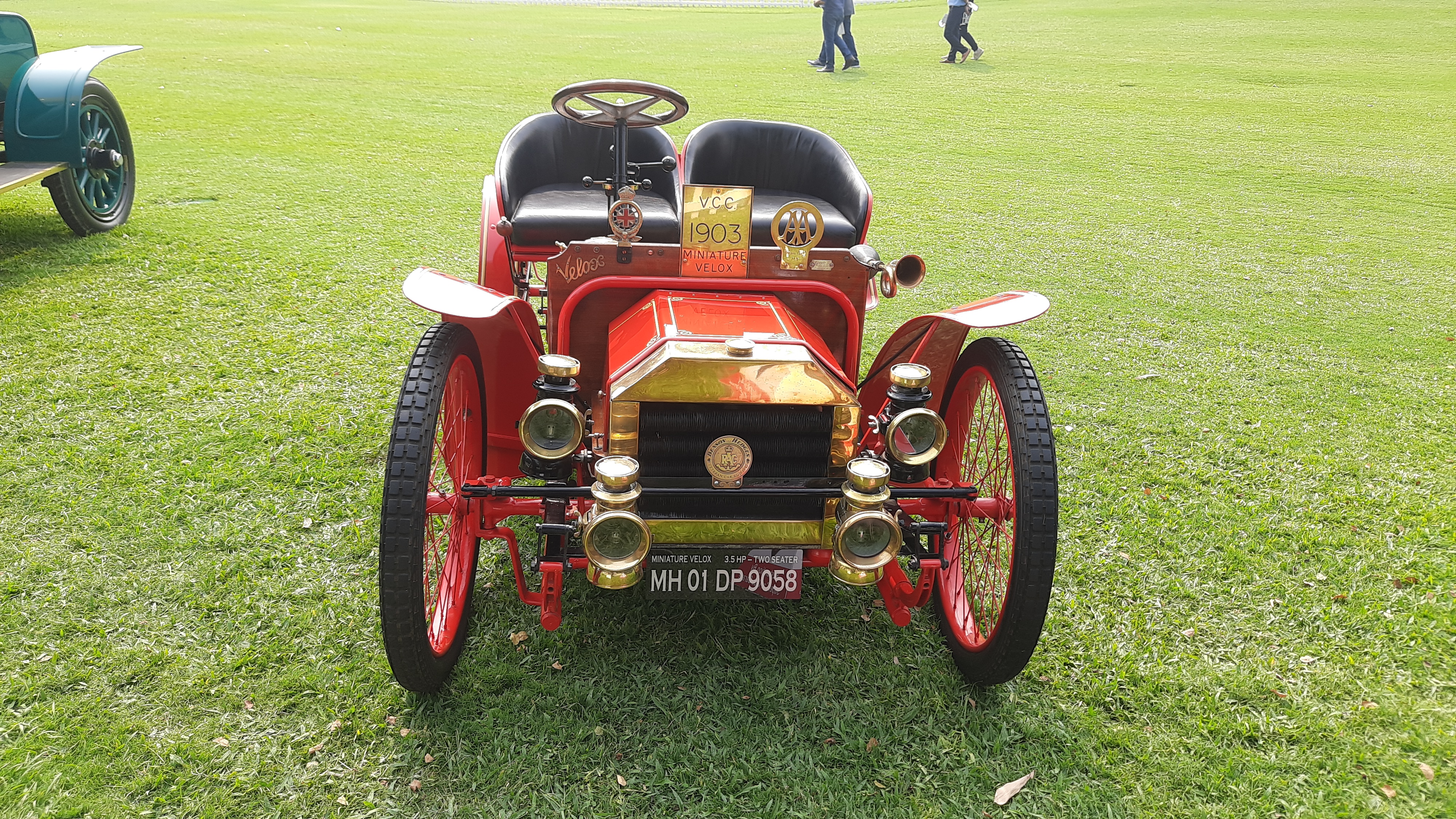 Classic cars flaunt in vintage car rally