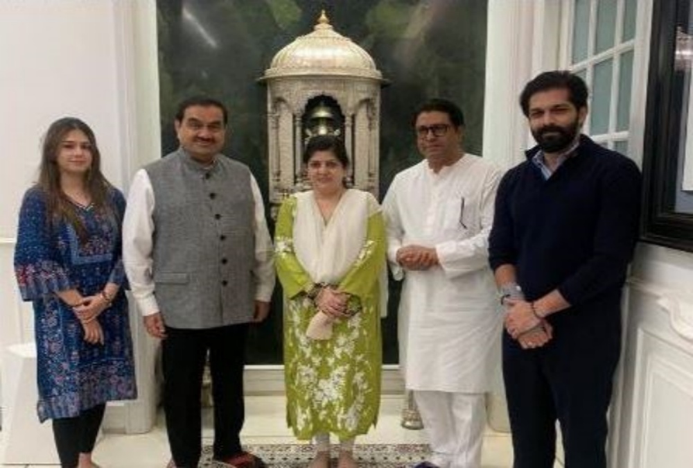 Raj Thackeray poses for a photo with his family along with Gautam Adani