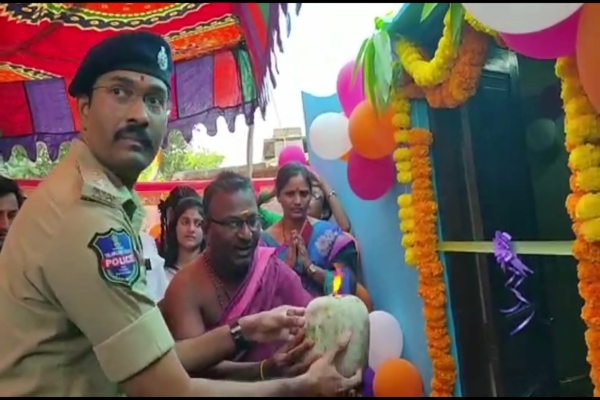 DCP Ashok Kumar inaugurating the house