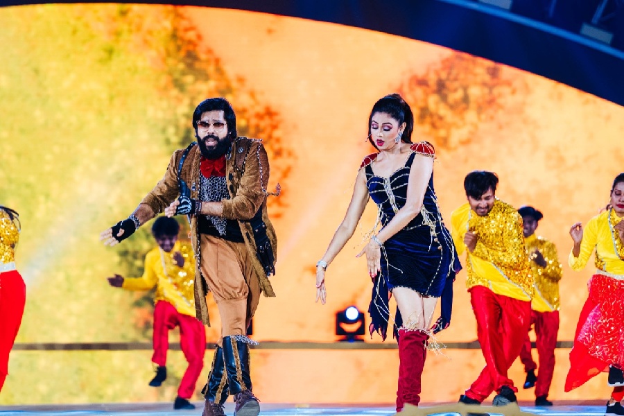 People danced on the performance of Archita Sahu and Sabyasachi Mishra.