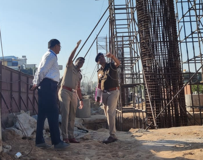 Metro pillar collapse case  BMRCL officials attended the police interrogation  Metro pillar collapse case Update  ನಿರ್ಮಾಣ ಹಂತದ ಮೆಟ್ರೋ ಪಿಲ್ಲರ್ ಕುಸಿದ ಪ್ರಕರಣ  ಪೊಲೀಸ್ ವಿಚಾರಣೆಗೆ ಹಾಜರಾದ ಬಿಎಂಆರ್​ಸಿಎಲ್ ಅಧಿಕಾರಿಗಳು  ಪೊಲೀಸರ ಮನವೊಲಿಕೆ ಬಳಿಕ ಮೃತದೇಹ ಸ್ವೀಕರಿಸಿದ ಕುಟುಂಬಸ್ಥರು  ವಿಧಿವಿಧಾನಗಳ ಪ್ರಕಾರ ತಾಯಿ ಮಗು ಅಂತ್ಯಕ್ರಿಯೆ  ಅಧಿಕಾರಿಗಳ ವಿರುದ್ಧ ನಿರ್ಲಕ್ಷ್ಯ ಆರೋಪದಡಿ‌ ಪ್ರಕರಣ  ವಿಚಾರಣೆಗೆ ಹಾಜರಾಗುವಂತೆ ಪೊಲೀಸರು ನೊಟೀಸ್ ಜಾರಿ‌