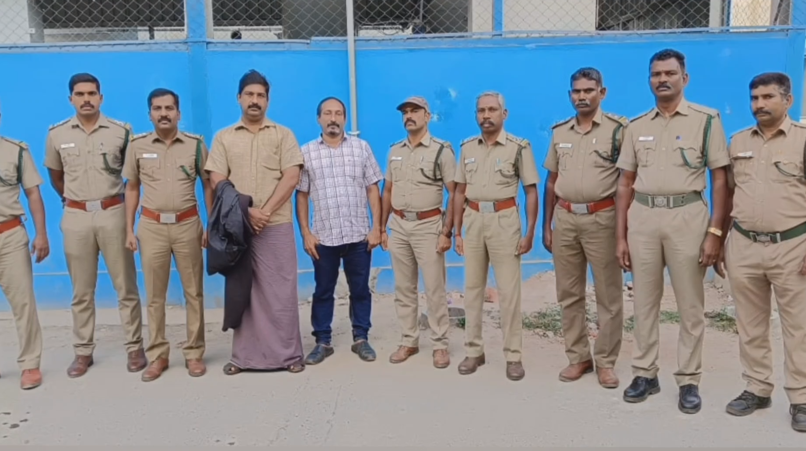 harrasing nilgiri tahr  nilgiri tahr  state animal of tamilnadu  two people from kerala jailed in coimbatore  shelton arrest  joby abraham arrest  latest news in kerala  latest national news  latest news today  വരയനാടിനെ ബലമായി പിടിച്ചുനിര്‍ത്തി ഫോട്ടോ  വരയനാട്  രണ്ട് മലയാളികള്‍ തമിഴ്‌നാട്ടില്‍ അറസ്‌റ്റില്‍  തമിഴ്‌നാടിന്‍റെ സംസ്ഥാന മൃഗമായ  ഷെല്‍ട്ടണണ്‍  ജോബി എബ്രഹാം  വാല്‍പാറ  ആണ്ണാമലൈ ടൈഗര്‍ റിസര്‍വ്  ഏറ്റവും പുതിയ ദേശീയ വാര്‍ത്ത  ഇന്നത്തെ പ്രധാന വാര്‍ത്ത