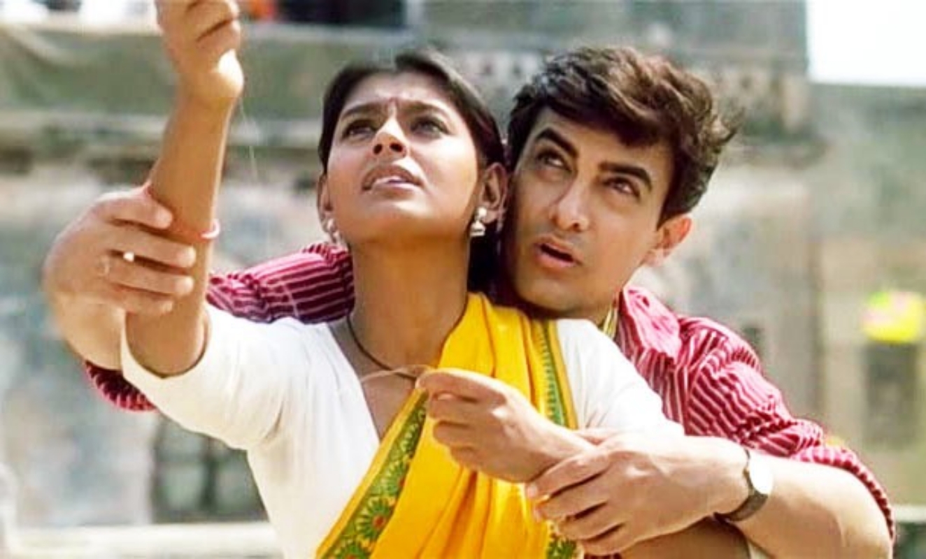 Partition was the backdrop for Deepa Mehta's ‘Earth’ which was released in 1947. During the song Ruth Aagayi Re, the filmmaker showed how Indians come together during a festival (Makar Sankranti) regardless of religion. In this son, Aamir Khan teaches Nandita Das how to fly the kite. (ANI)