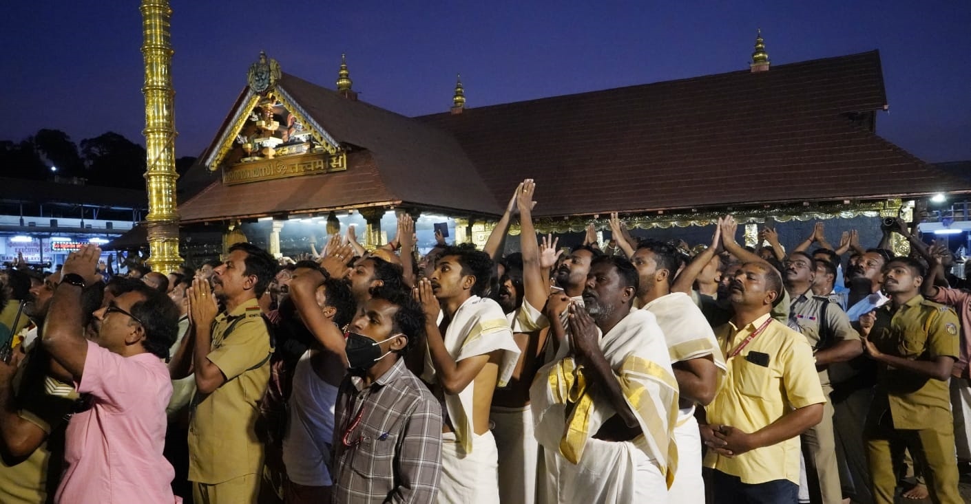 ಮಕರ ಜ್ಯೋತಿ ಕಣ್ತುಂಬಿಕೊಂಡ ಭಕ್ತರು