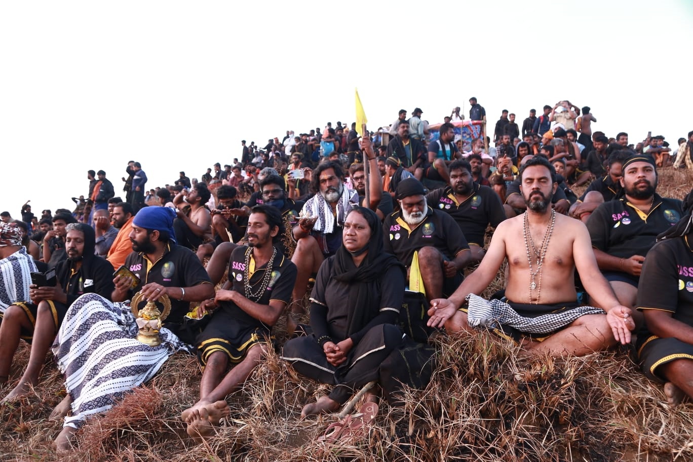 Sabarimala Pilgrims  Pullumett  Makara Jyothi  Pilgrims returns to sabarimala  Idukki Pullumett  പുല്ലുമേട്ടിൽ മകര ജ്യോതി ദർശനം  ആയിരങ്ങള്‍ മലയിറങ്ങി  പുല്ലുമേട്ടിൽ മകര ജ്യോതി ദർശിച്ച്  ഇടുക്കി  മകര ജ്യോതി  വള്ളക്കടവ്  പുല്ലുമേട്ടില്‍ എത്തിയ അയ്യപ്പന്‍മാര്‍  ഇടുക്കി ജില്ല ഭരണകൂടം  കെഎസ്ആര്‍ടിസി  കെഎസ്ആര്‍ടിസി കുമളി ഡിപ്പോ  സർക്കാർ വാഹനങ്ങള്‍