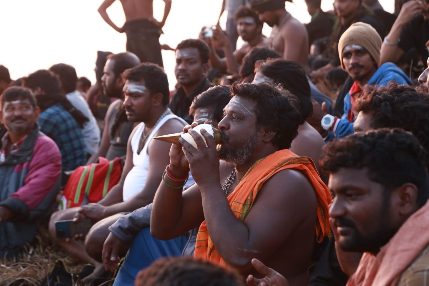 Sabarimala Pilgrims  Pullumett  Makara Jyothi  Pilgrims returns to sabarimala  Idukki Pullumett  പുല്ലുമേട്ടിൽ മകര ജ്യോതി ദർശനം  ആയിരങ്ങള്‍ മലയിറങ്ങി  പുല്ലുമേട്ടിൽ മകര ജ്യോതി ദർശിച്ച്  ഇടുക്കി  മകര ജ്യോതി  വള്ളക്കടവ്  പുല്ലുമേട്ടില്‍ എത്തിയ അയ്യപ്പന്‍മാര്‍  ഇടുക്കി ജില്ല ഭരണകൂടം  കെഎസ്ആര്‍ടിസി  കെഎസ്ആര്‍ടിസി കുമളി ഡിപ്പോ  സർക്കാർ വാഹനങ്ങള്‍