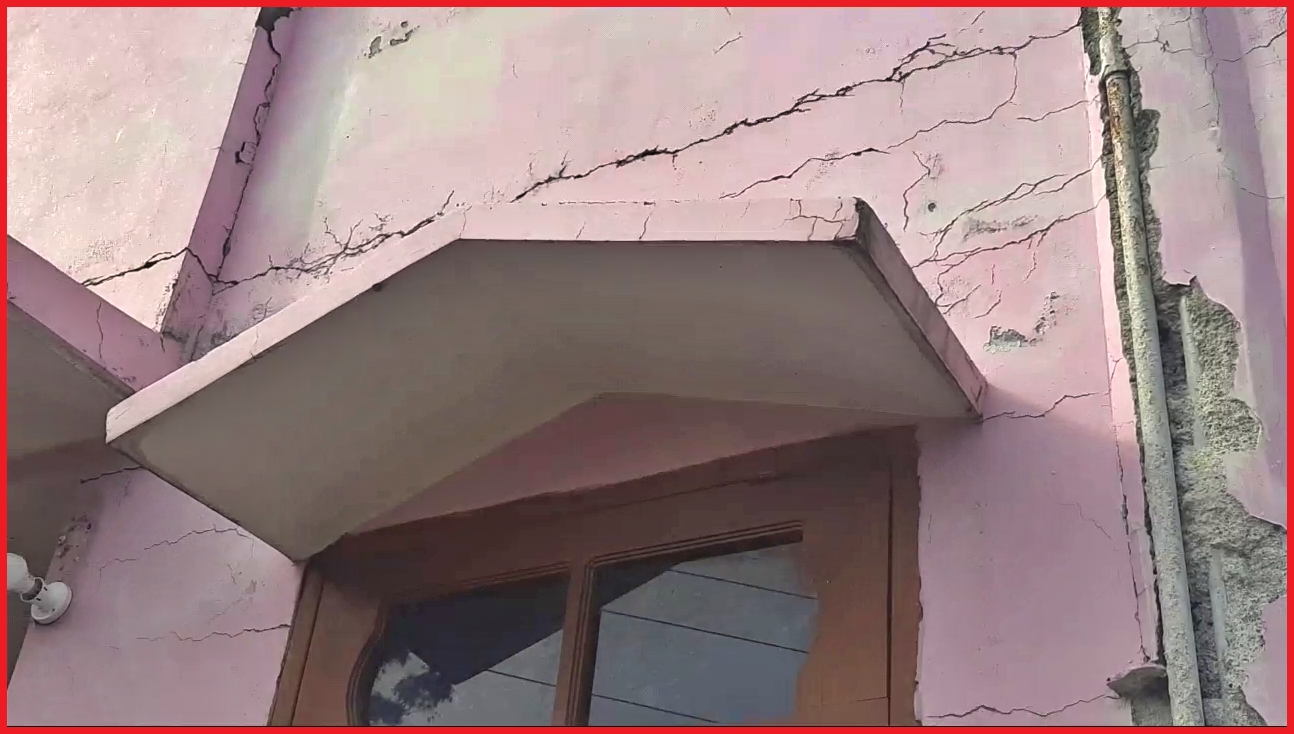 Cracks in houses in Mandi Bharari