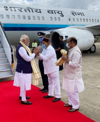कलबुर्गी एयरपोर्ट पर पीएम मोदी का स्वागत करते कर्नाटक राज्यपाल और मुख्यमंत्री.