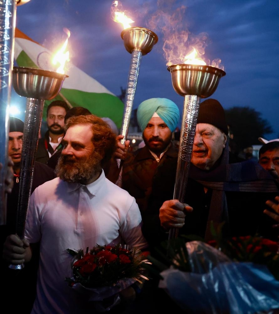 On reaching Jammu, Rahul Gandhi and Farooq Abdullah were seen carrying torches