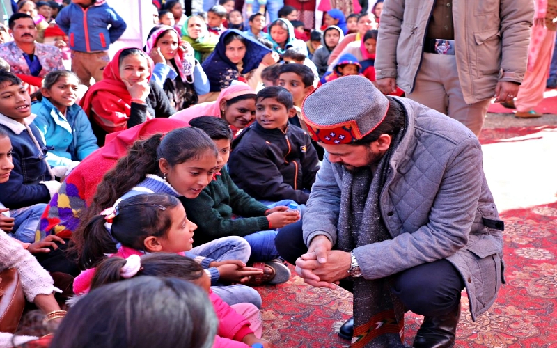 बच्चों से बात करते केंद्रीय मंत्री अनुराग ठाकुर.