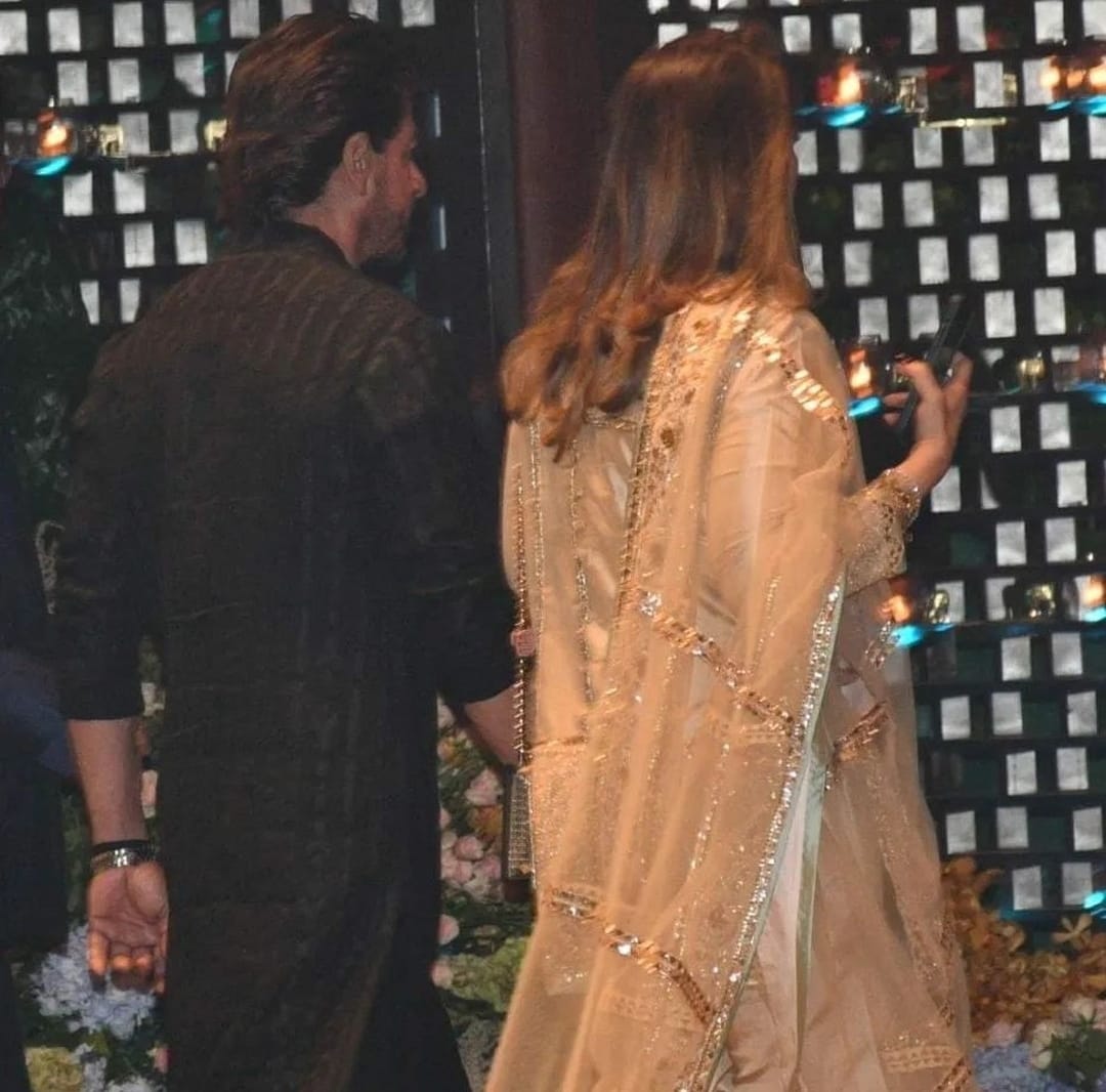Actor Shah Rukh Khan arrived at the grand ceremony along with her wife Gauri Khan and son Aryan Khan. The 'Chak De India' actor avoided the media but was captured entering the Ambani's residence in a traditional black outfit.