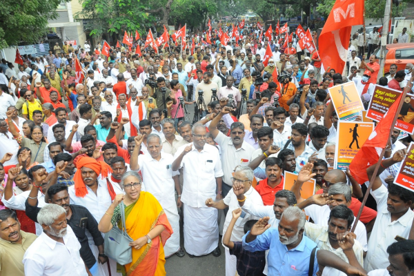 ஆளுநர் மாளிகையை முற்றுகையிட்ட மார்க்சிஸ்ட் கட்சியினர்