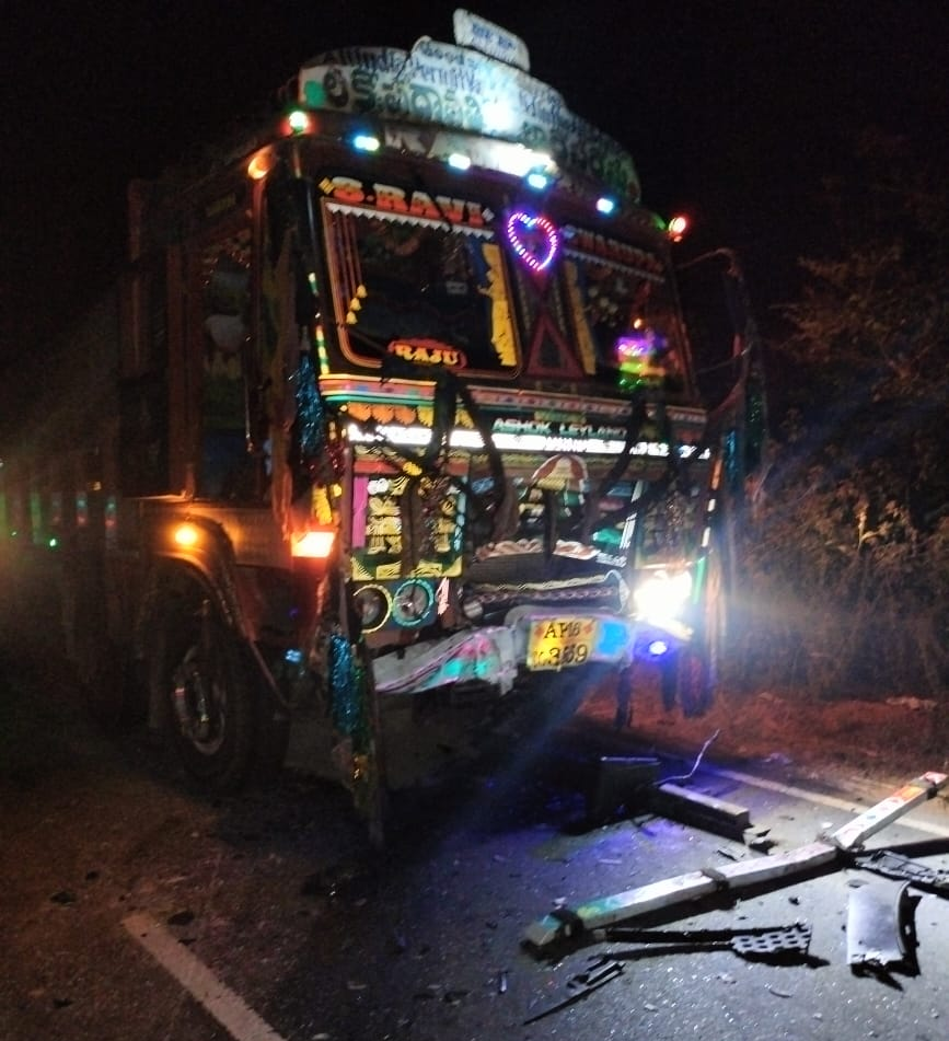 Four people were killed  people were killed in a road accident  ಕಾರು ಲಾರಿ ಮುಖಾಮುಖಿ ಡಿಕ್ಕಿ  ವಿವಾಹದ ಫೋಟೋ ಶೂಟ್​ಗೆ ತೆರಳುತ್ತಿದ್ದ ನಾಲ್ವರು ಸಾವು  ಕಾರು ಮತ್ತು ಲಾರಿ ಮಧ್ಯೆ ಭೀಕರ ರಸ್ತೆ ಅಪಘಾತ  ಭೀಕರ ರಸ್ತೆ ಅಪಘಾತದಲ್ಲಿ ನಾಲ್ವರು ಮೃತ  ಮೃತರು ವಾರಂಗಲ್ ಜಿಲ್ಲೆ  ಭದ್ರಾದ್ರಿ ಜಿಲ್ಲೆಯ ಬರ್ಗಂಪಾಡು ತಾಲೂಕಿನ ಮೋತೆ ಗ್ರಾಮ  ಪೊಲೀಸರು ಮೃತದೇಹಗಳನ್ನು ವಶ