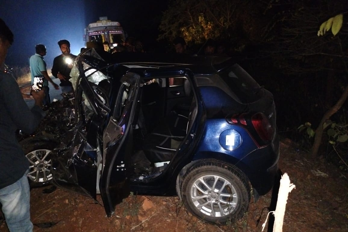 Four people were killed  people were killed in a road accident  ಕಾರು ಲಾರಿ ಮುಖಾಮುಖಿ ಡಿಕ್ಕಿ  ವಿವಾಹದ ಫೋಟೋ ಶೂಟ್​ಗೆ ತೆರಳುತ್ತಿದ್ದ ನಾಲ್ವರು ಸಾವು  ಕಾರು ಮತ್ತು ಲಾರಿ ಮಧ್ಯೆ ಭೀಕರ ರಸ್ತೆ ಅಪಘಾತ  ಭೀಕರ ರಸ್ತೆ ಅಪಘಾತದಲ್ಲಿ ನಾಲ್ವರು ಮೃತ  ಮೃತರು ವಾರಂಗಲ್ ಜಿಲ್ಲೆ  ಭದ್ರಾದ್ರಿ ಜಿಲ್ಲೆಯ ಬರ್ಗಂಪಾಡು ತಾಲೂಕಿನ ಮೋತೆ ಗ್ರಾಮ  ಪೊಲೀಸರು ಮೃತದೇಹಗಳನ್ನು ವಶ