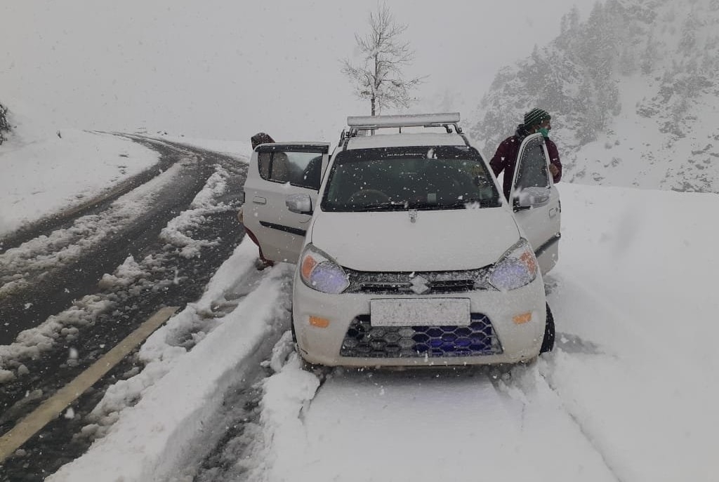 Road closed due to snowfall in shimla