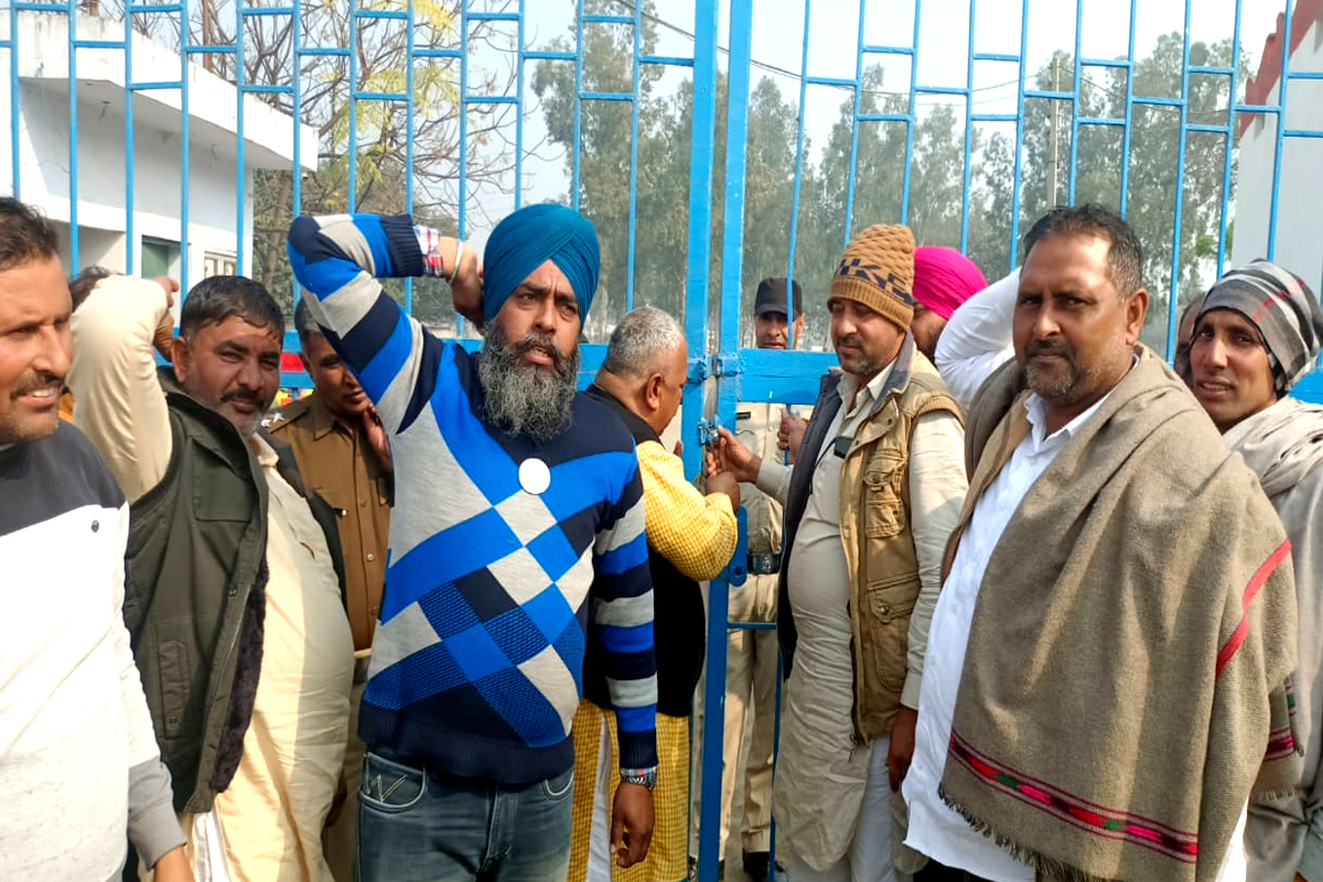 gurnam singh chadhuni in Karnal farmers protest in Karnal farmers protest at sugar mill in Karnal