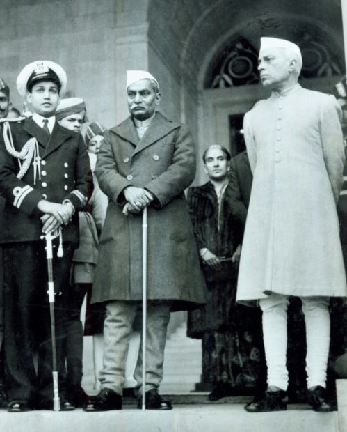 Dr. Rajendra Prasad and Pandit Nehru bidding farewell to the outgoing Governor General (rashtrapatisachivalaya)