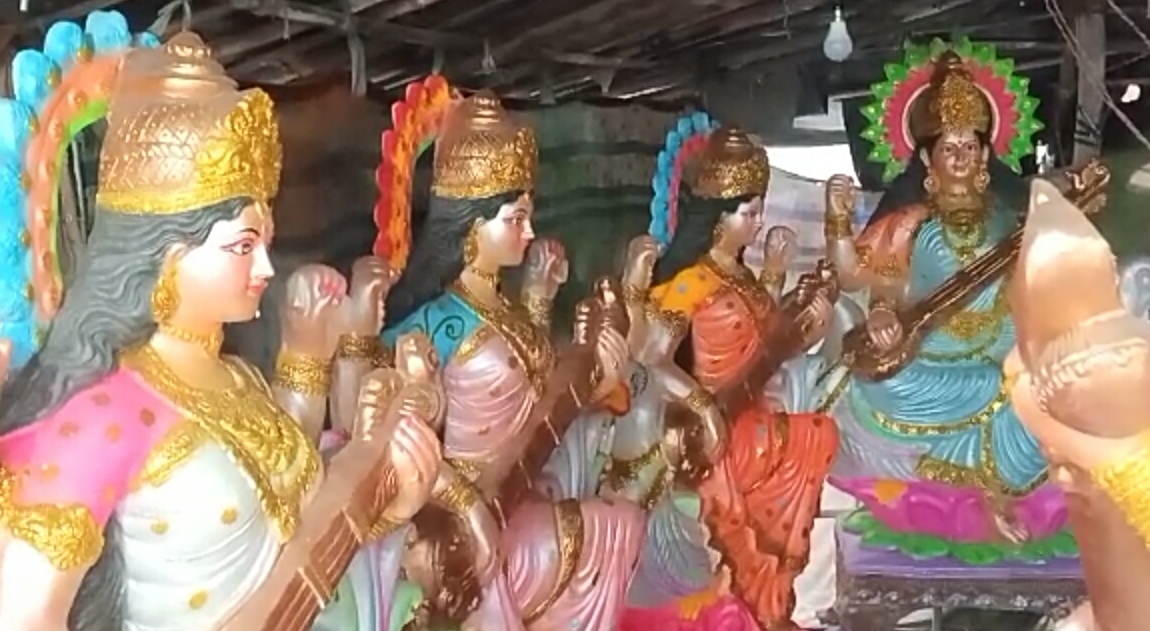 Sculptors made idol of Maa Saraswati in Karnal