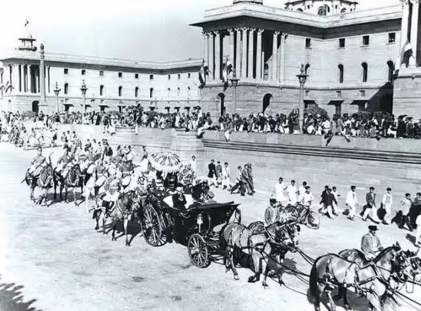 राष्ट्रपति राजेंद्र प्रसाद (घोड़े की गाड़ी में) 26 जनवरी, 1950 को नई दिल्ली में राजपथ पर पहली गणतंत्र दिवस परेड में भाग लेने के लिए जाते हुए