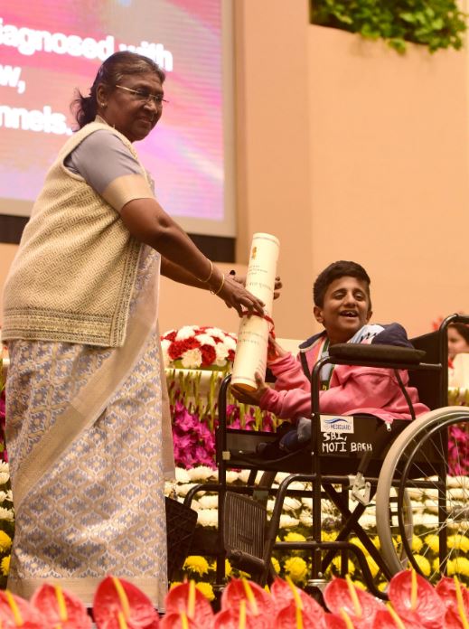 President Draupadi Murmu giving Prime Minister National Child Award