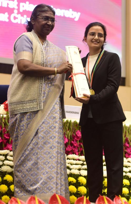 President Draupadi Murmu giving Prime Minister National Child Award