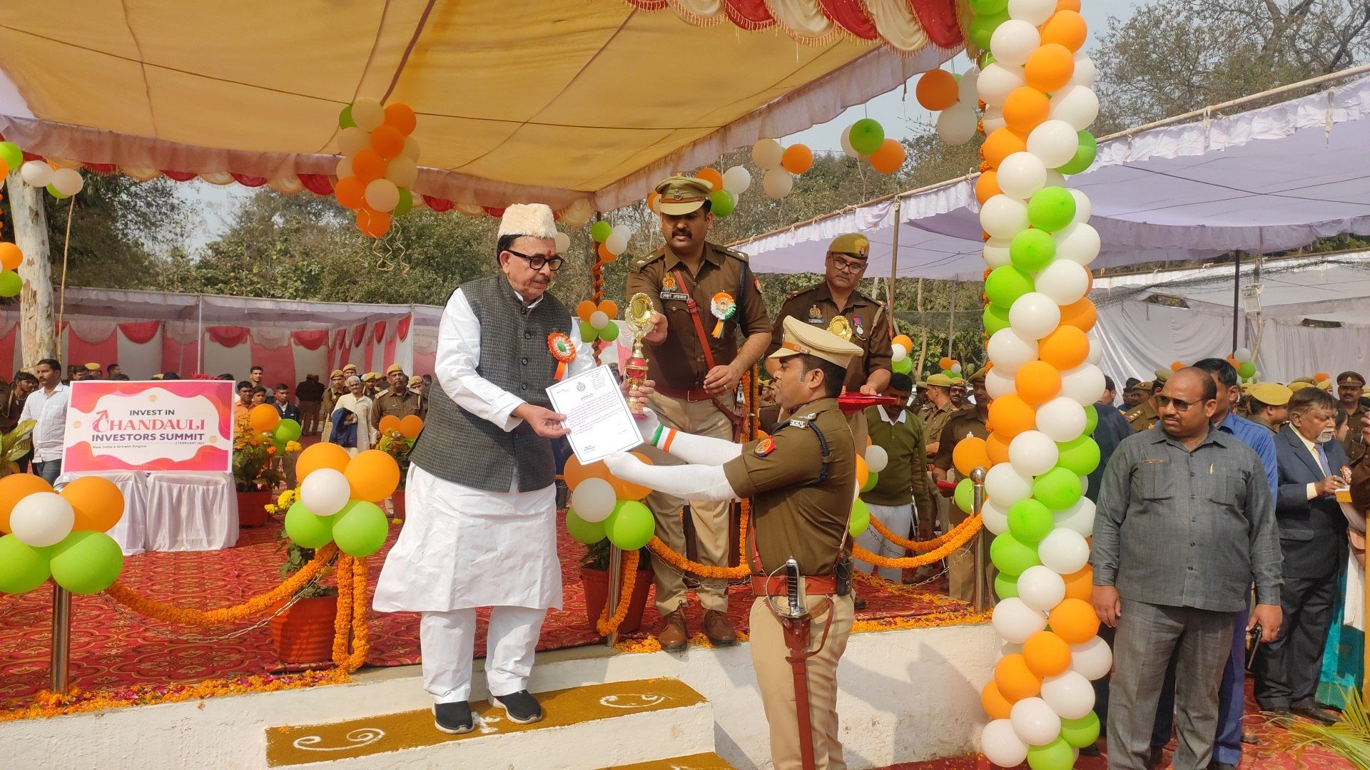 केंद्रीय मंत्री महेंद्र नाथ पांडे ने जनपद के महेंद्र टेक्निकल इंटर कॉलेज में झंडा फहराकर परेड की सलामी ली.