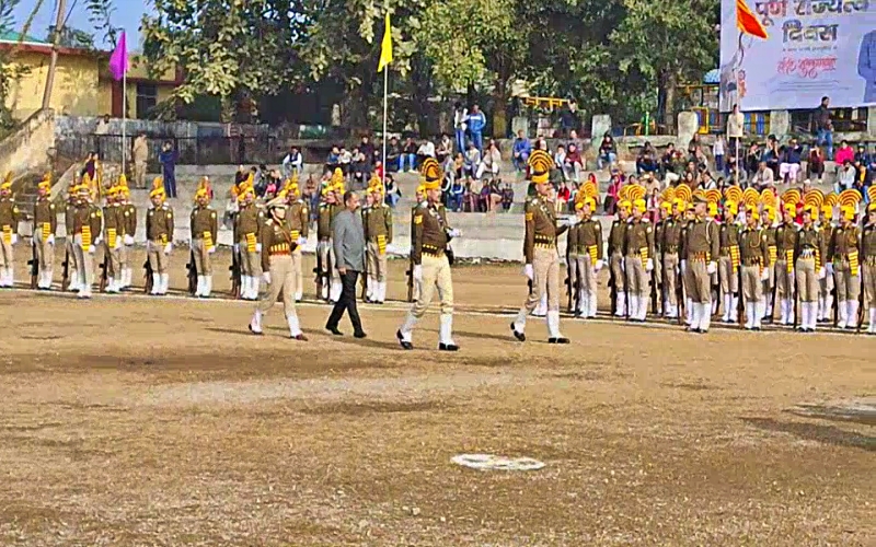 परेड की सलामी लेते मंत्री अनिरुद्ध सिंह.