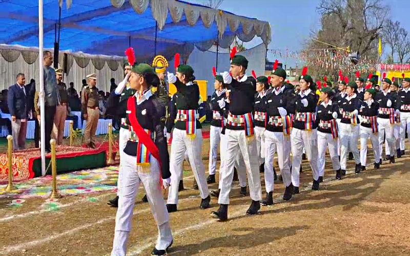 परेड की सलामी लेते मंत्री अनिरुद्ध सिंह.