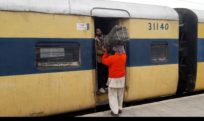 91-year-old-kishnchand-coolie-in-haryana-panipat-railway-station