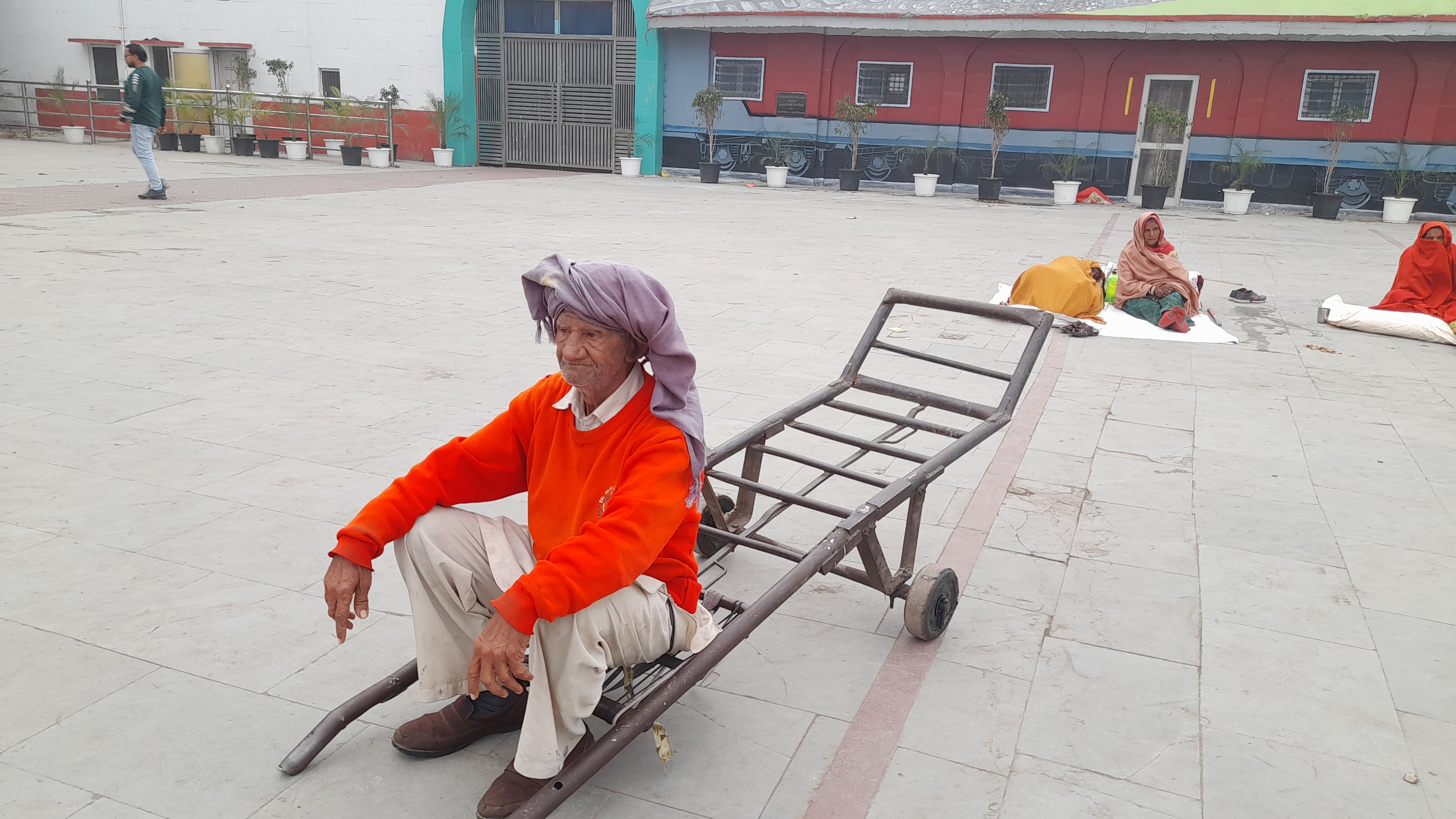 91-year-old-kishnchand-coolie-in-haryana-panipat-railway-station