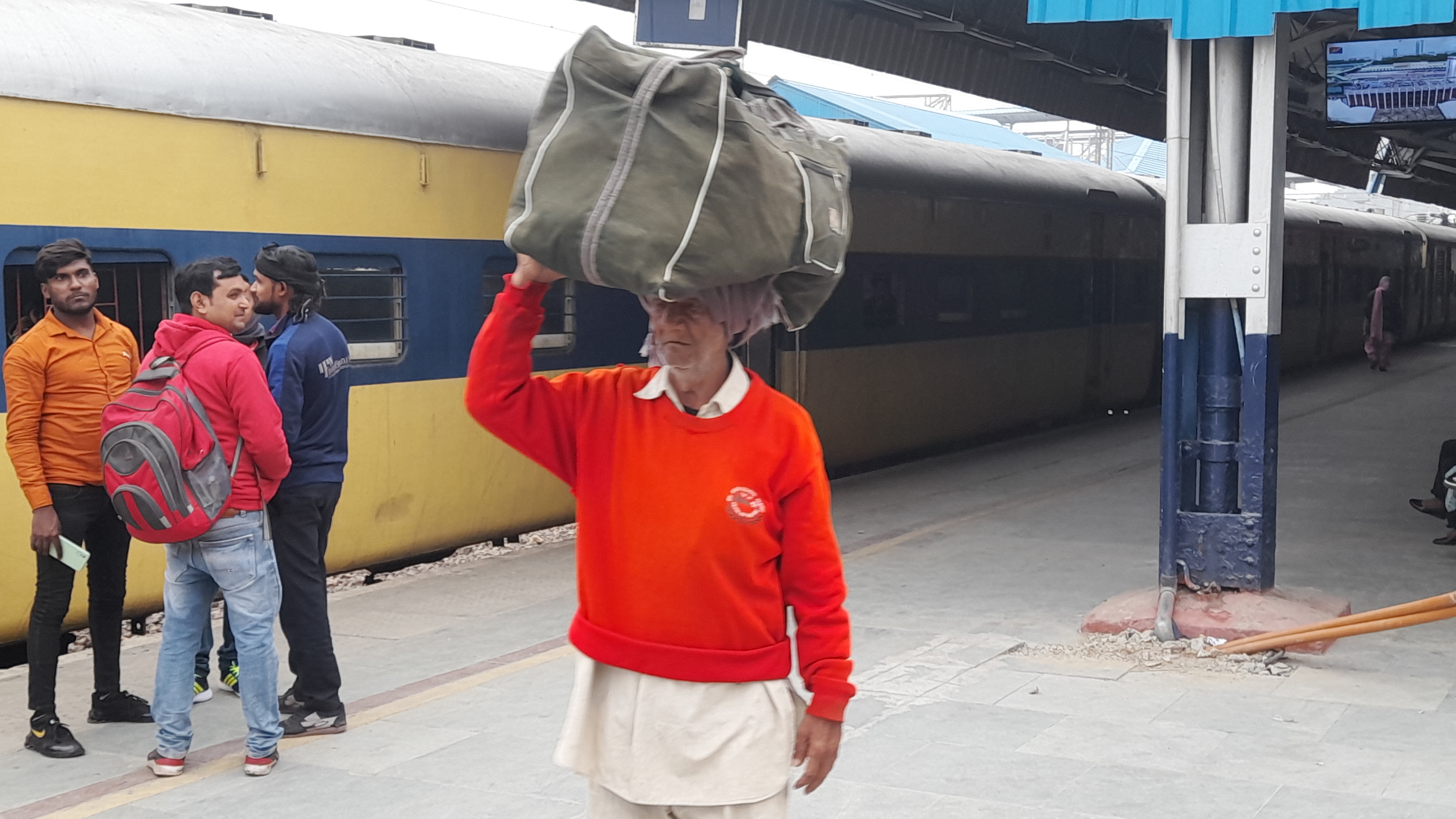 91-year-old-kishnchand-coolie-in-haryana-panipat-railway-station