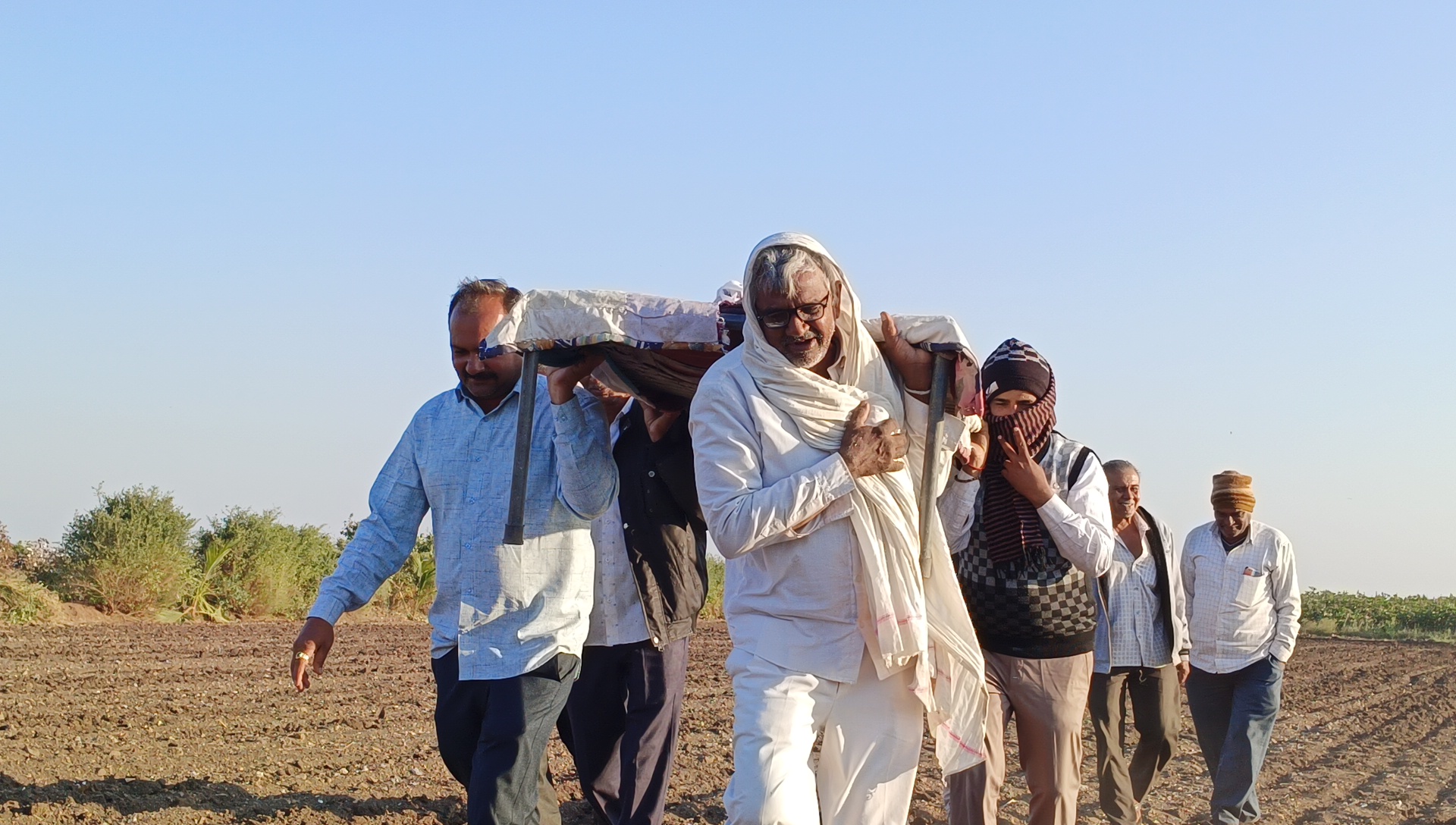 દિવસે મરેલી વીજળીની નનામી કાઢી