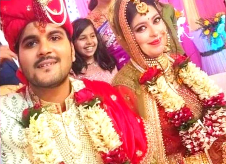 पत्नी शिवानी संग अरविंद अकेला