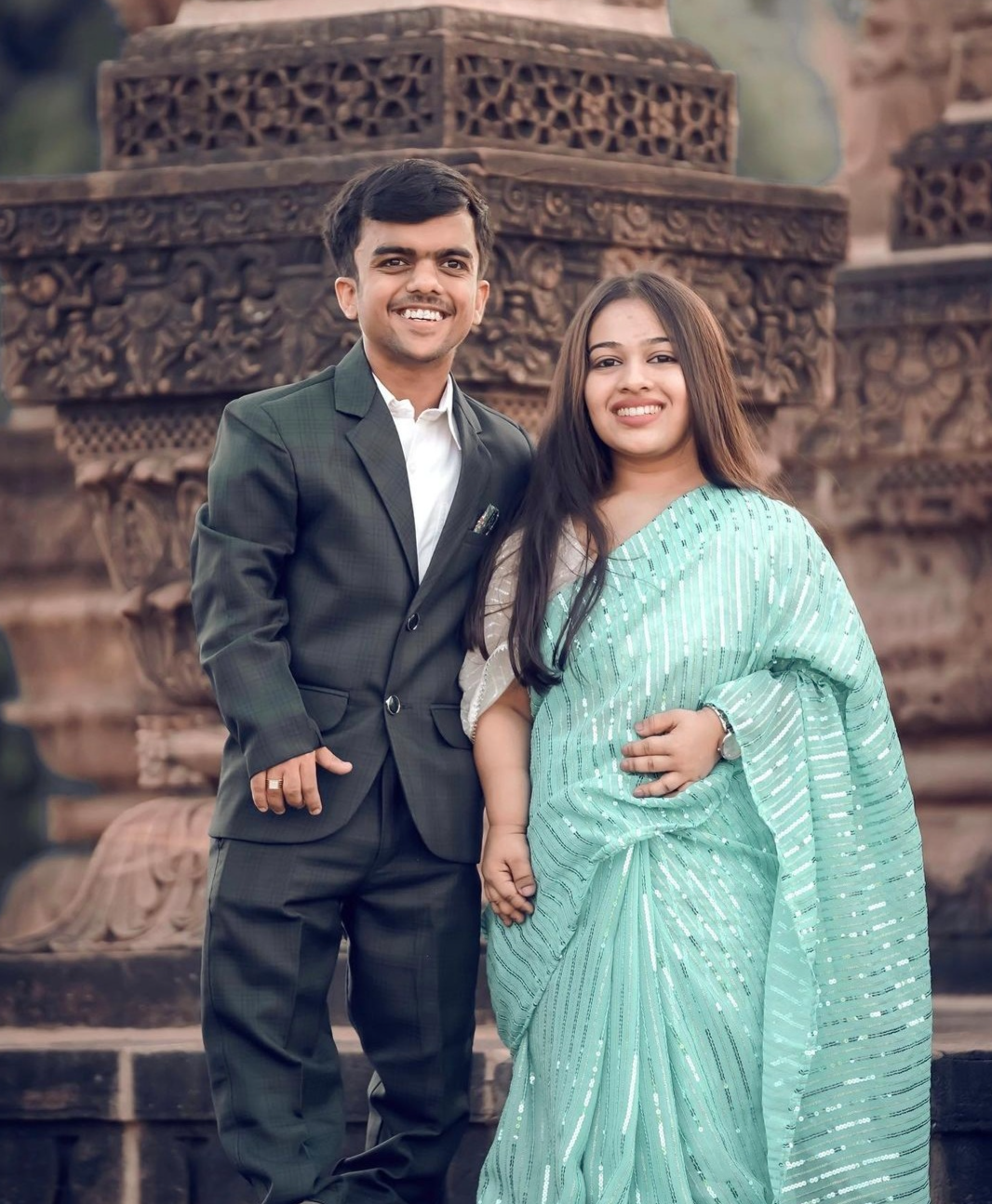 Social Media Favorite  jodhpur mini couple wedding  Mini Couple From Jodhpur Got Married  ವಿಡಿಯೋವೊಂದು ಸಾಮಾಜಿಕ ಜಾಲತಾಣದಲ್ಲಿ ಸಖತ್​ ಸದ್ದು  ಹಿರಿಯರ ಆಶೀರ್ವಾದದಿಂದ ಅದ್ಧೂರಿಯಾಗಿ ಮದುವೆ  ವರ ರಾಜ್​ ಇನ್‌ಸ್ಟಾದಲ್ಲಿ ಸಕ್ರಿಯ  ಸೋಷಿಯಲ್ ಮೀಡಿಯಾದ ಪ್ರೇಮ ಕಥೆ  ಸೋಶಿಯಲ್​ ಮೀಡಿಯಾದಲ್ಲಿ ಮಿನಿ ಕಪುಲ್ ಲವ್  ಅದ್ದೂರಿಯಾಗಿ ನಡೆದ ಕುಬ್ಜ ಜೋಡಿಯ ಕಲ್ಯಾಣ ಮಹೋತ್ಸವ