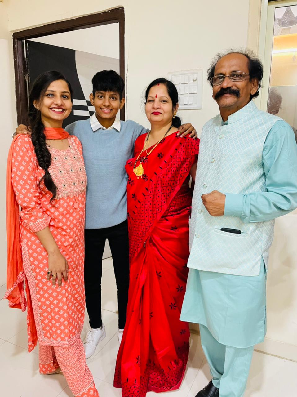 Bhopal Saumya Tiwari cricketer with family