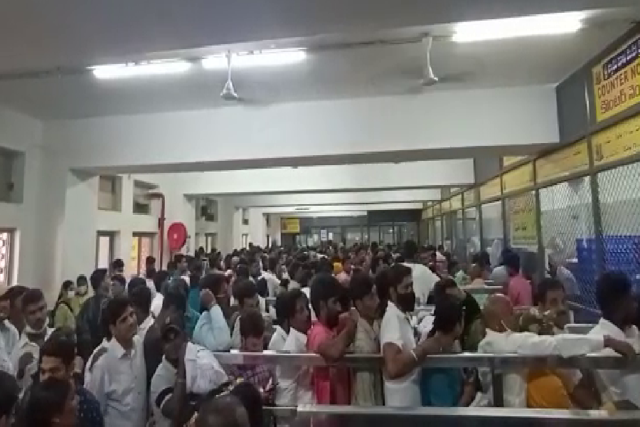 Crowd of devotees at Yadadri