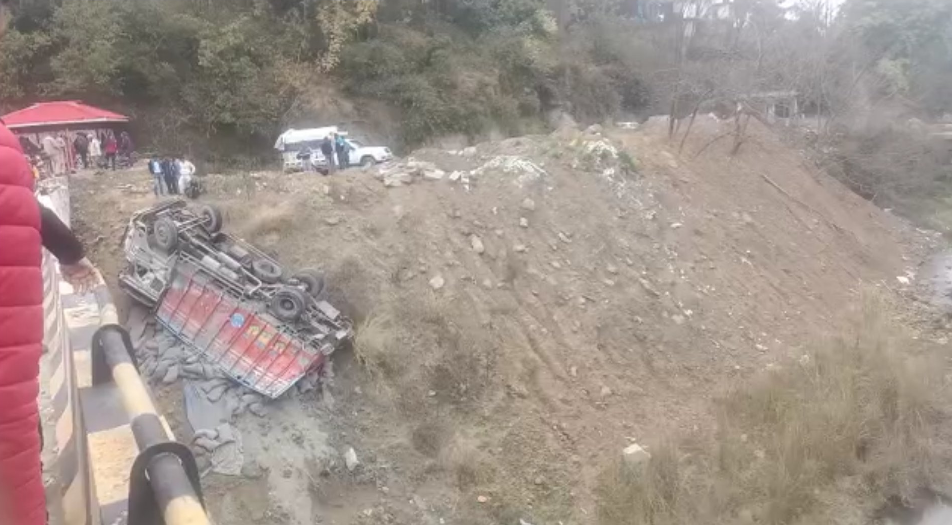 cement loaded truck accident in Hamirpur