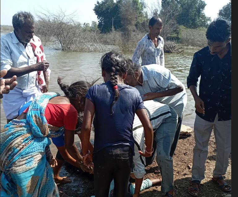 ಮುಳುಗುತ್ತಿದ್ದ ಹೆಣ್ಣು ಮಕ್ಕಳನ್ನು ಕೆರೆಗೆ ಧುಮುಕಿ ರಕ್ಷಿಸಿದ ಕೆಎಸ್ಆರ್​ಟಿಸಿ ಬಸ್ ಚಾಲಕ