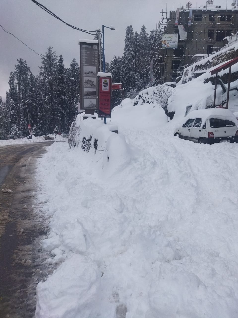 बर्फबारी के चलते जन जीवन प्रभावित हो रहा है