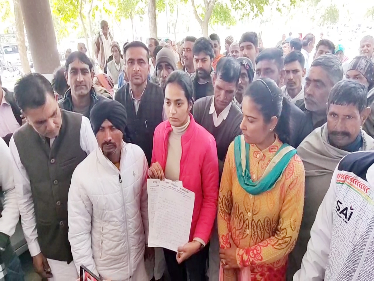 Manisha Payal handed over demand letter to DC