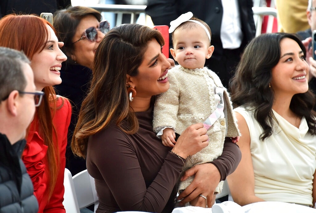 priyanka chopra reveals daughter malti maries face  priyanka chopra  priyanka chopra reveals daughter maltis face  malti marie  malti maries face  പ്രിയങ്ക ചോപ്ര  പ്രിയങ്ക ചോപ്ര മകൾ  പ്രിയങ്ക ചോപ്ര മകൾ മാൾട്ടി  നിക്ക് ജൊനാസ്  നിക്ക് ജൊനാസ്  nick jonas  priyanka and nick