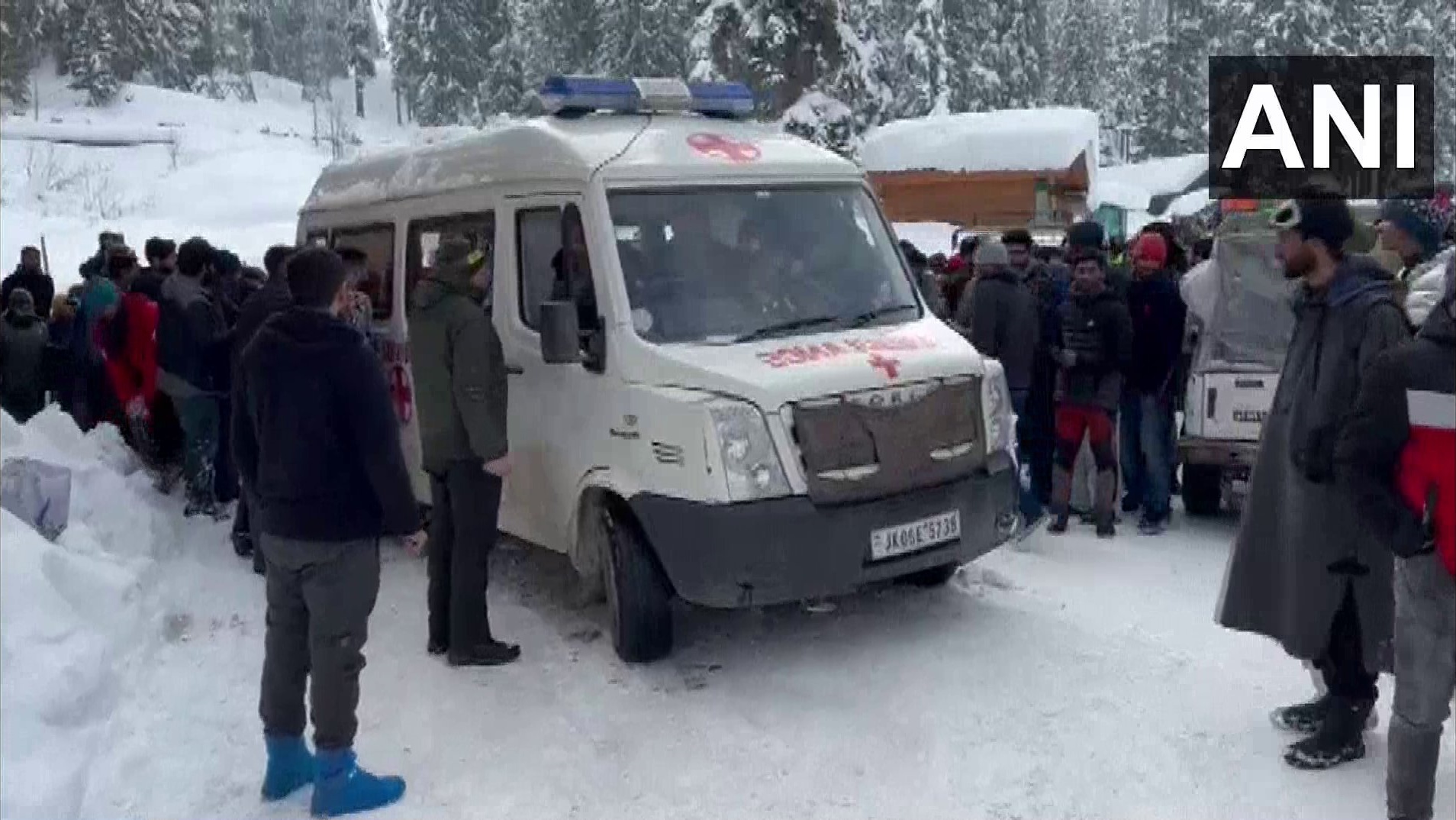 Massive avalanche  Massive avalanche in Jammu Kashmir  Massive avalanche in Jammu Kashmir Gulmarg  Massive avalanche in Skiing resort  Gulmarg in Jammu Kashmir  ജമ്മു കശ്‌മീരിലെ ഗുല്‍മര്‍ഗ് സ്‌കീയിങ് റിസോര്‍ട്ട്  സ്‌കീയിങ് റിസോര്‍ട്ട് പരിസരത്ത് വന്‍ ഹിമപാതം  രണ്ട് വിദേശ സ്‌കീയര്‍മാര്‍ മരിച്ചു  ബാരാമുള്ള ജില്ല  ശ്രീനഗര്‍  ജമ്മു കശ്‌മീര്‍  ബാരാമുള്ള പൊലീസ്