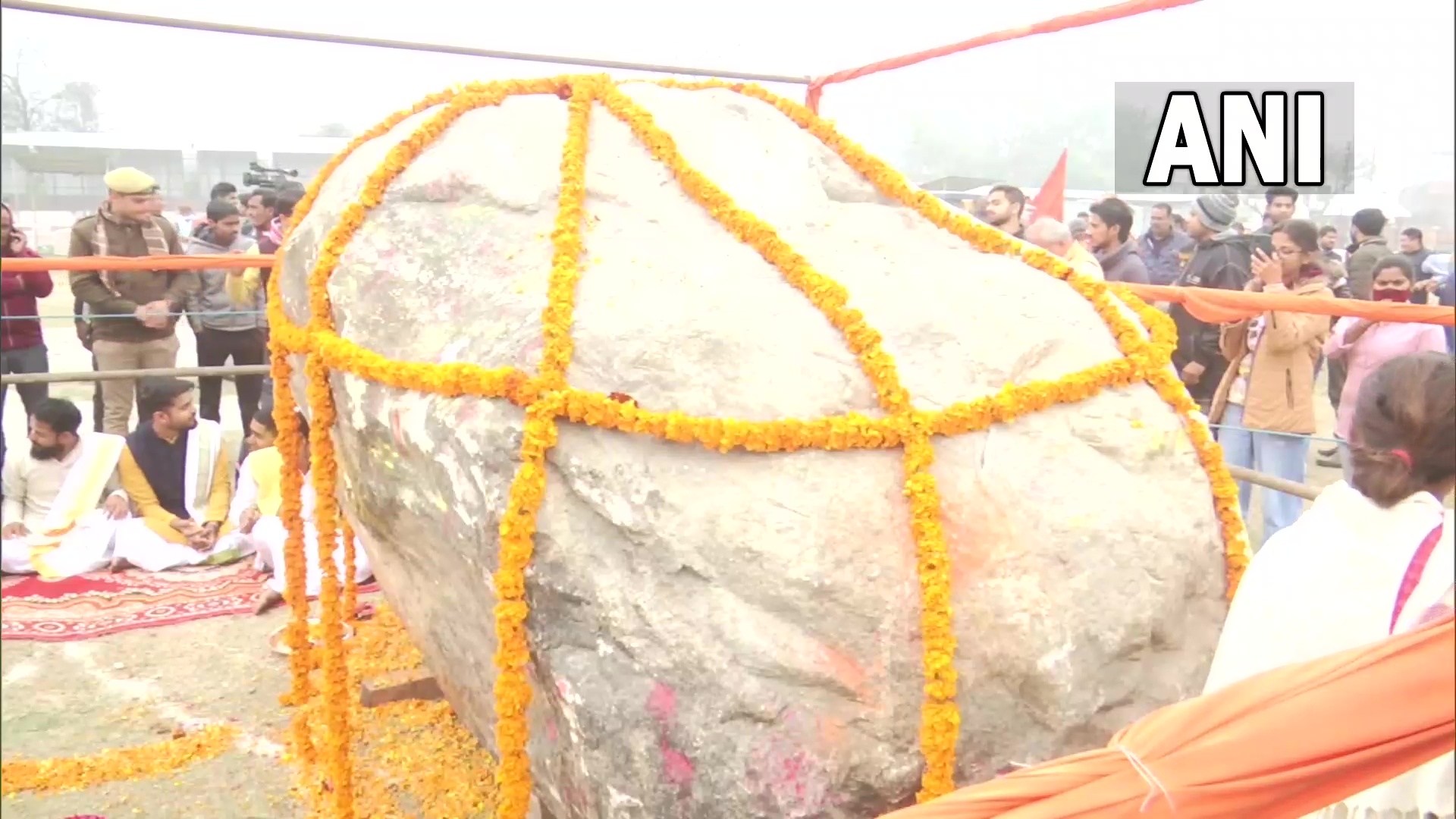Ram Mandir: મહંતોની હાજરીમાં કરાઇ દેવ શિલાની પૂજા, નેપાળથી લાવવામાં આવ્યા ખડક