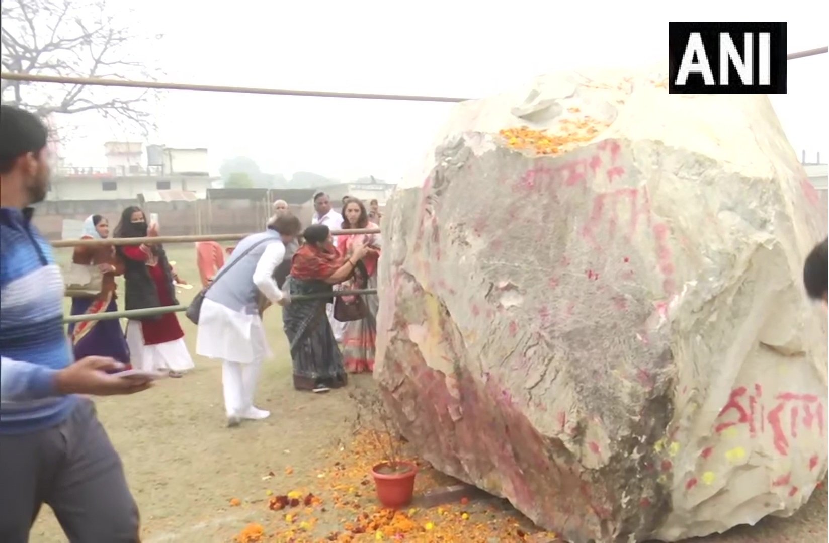 Ram Mandir: મહંતોની હાજરીમાં કરાઇ દેવ શિલાની પૂજા, નેપાળથી લાવવામાં આવ્યા ખડક