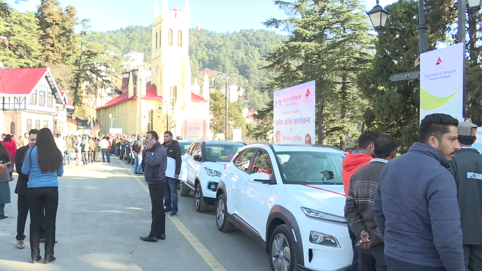 Himachal CM Sukhvinder Singh Sukhu flagged off electric vehicles.