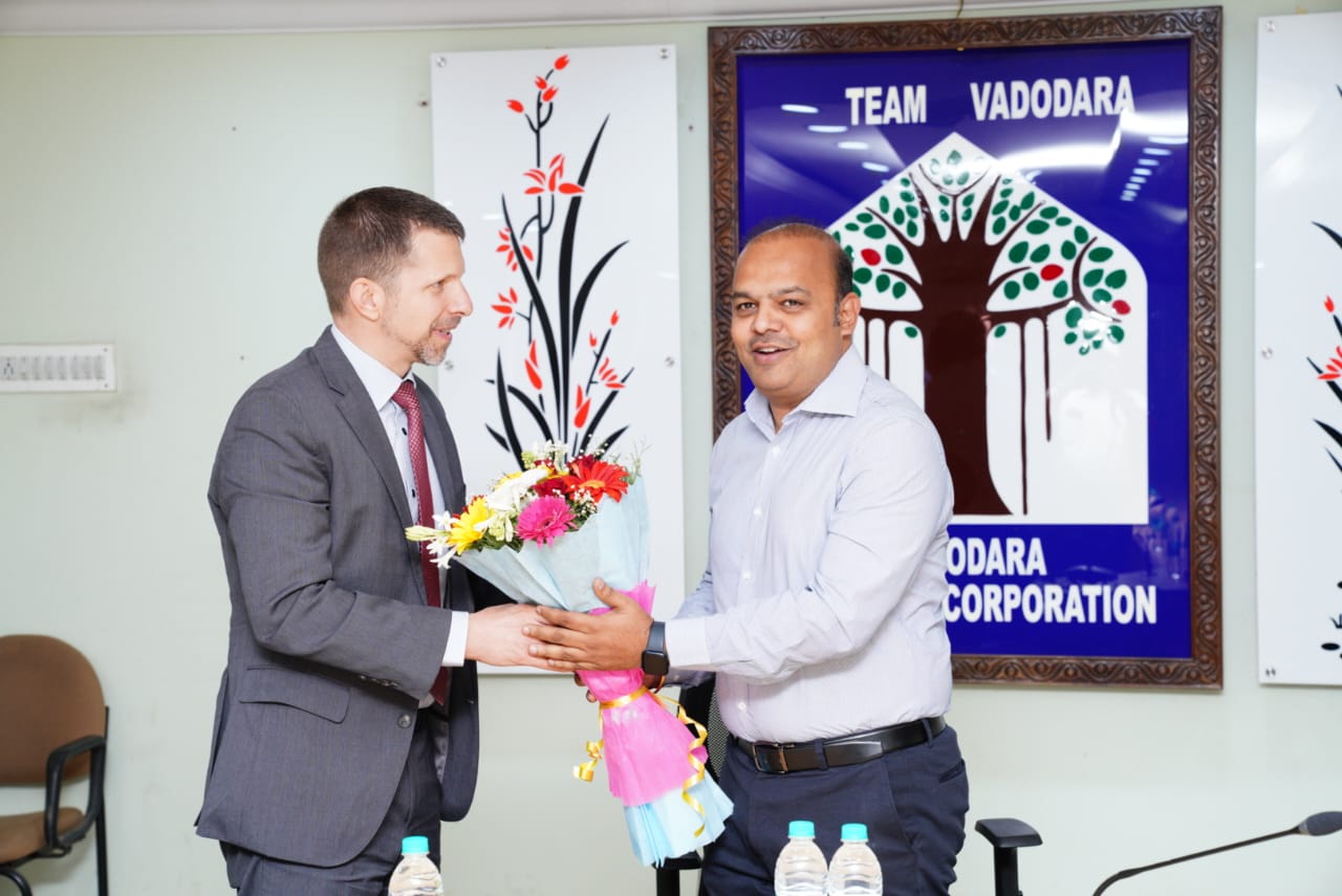 US Consulate General Visit Vadodara: વિઝાની ખાસ વ્યવસ્થા અંગે ખાતરી આપતા અમેરિકી અધિકારી