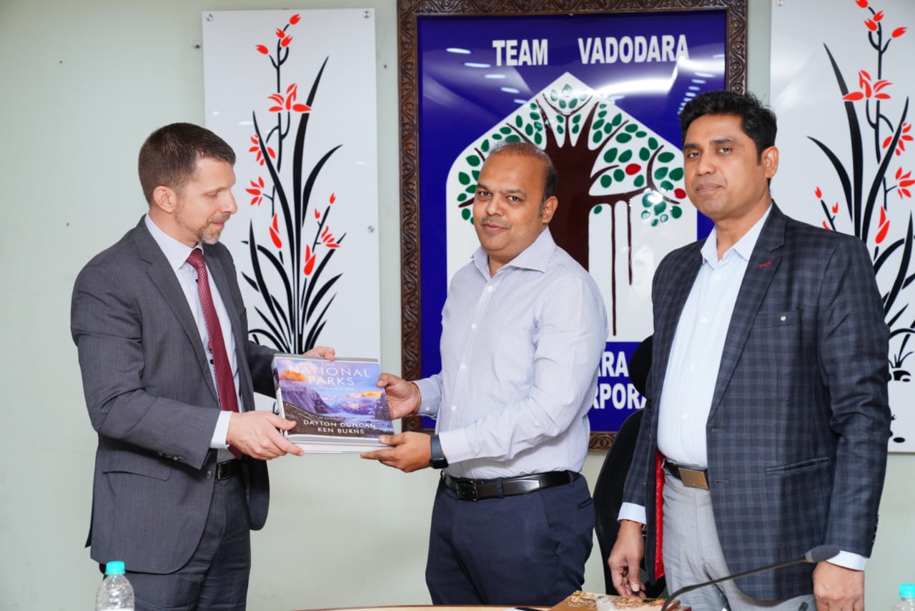 US Consulate General Visit Vadodara: વિઝાની ખાસ વ્યવસ્થા અંગે ખાતરી આપતા અમેરિકી અધિકારી