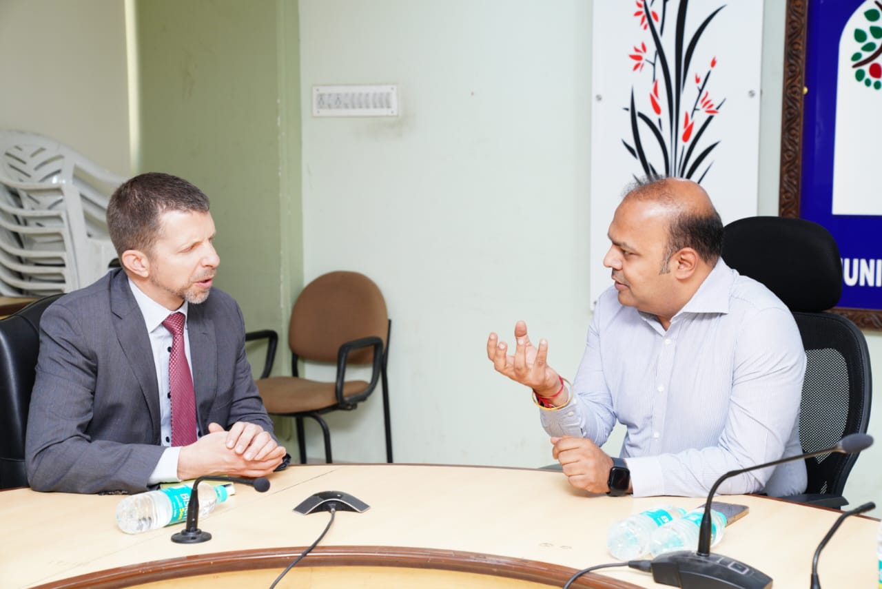 US Consulate General Visit Vadodara: વિઝાની ખાસ વ્યવસ્થા અંગે ખાતરી આપતા અમેરિકી અધિકારી